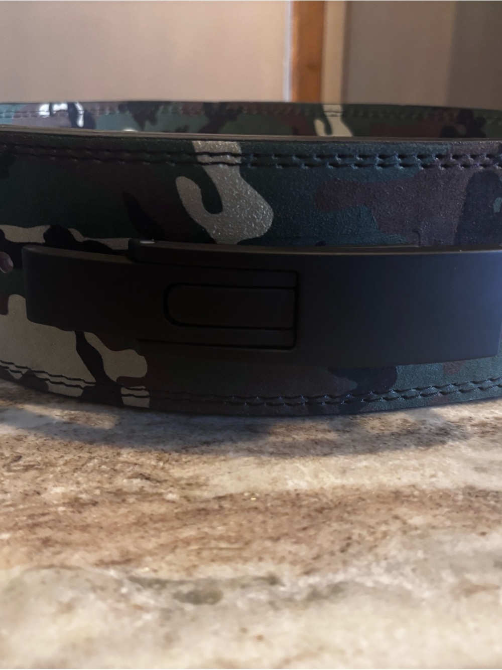 Camouflag lifting belt with lever buckle.
